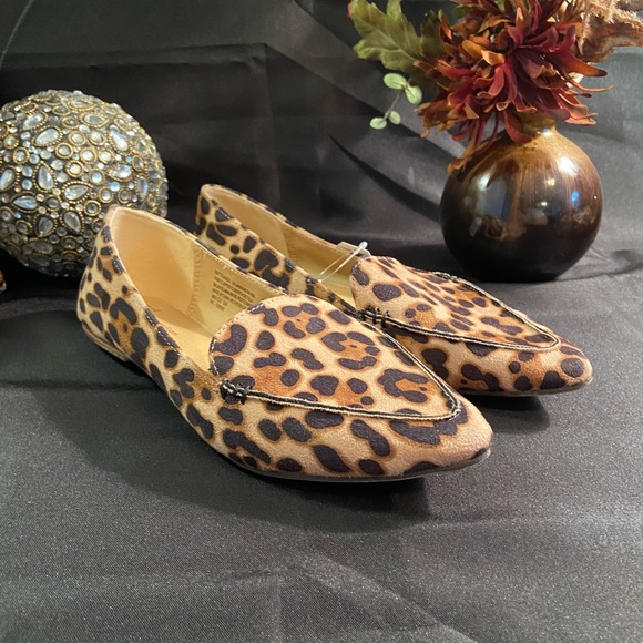 Women’s Time & Tru Leopard Print Point Toe Flats - Picture 8 of 12